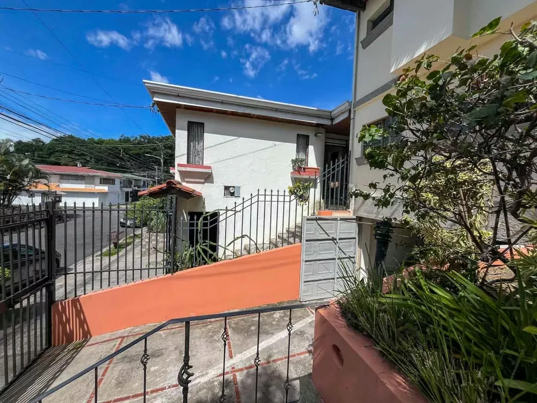 Spacious Concrete Home for Sale in Rohrmoser, photo 2