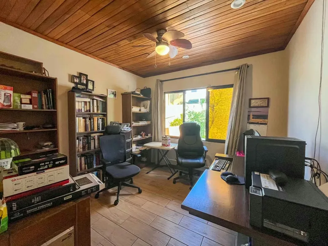 Spacious Concrete Home for Sale in Rohrmoser, photo 6