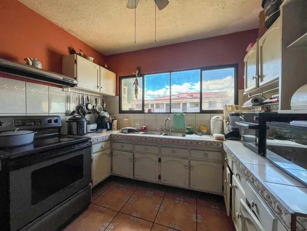 Spacious Concrete Home for Sale in Rohrmoser, photo 8