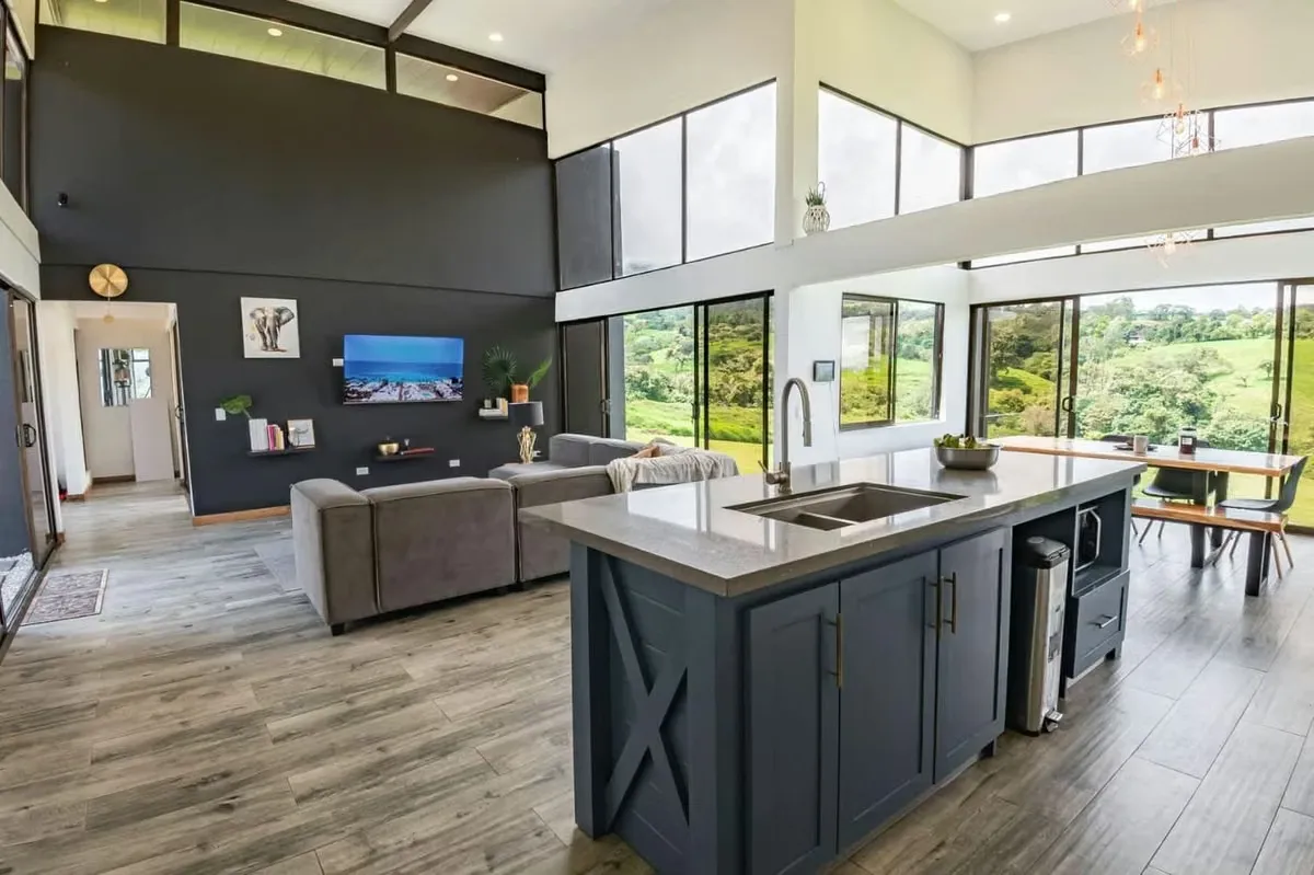 Refugio Natural de Ensueño en Coronado, San José Ubicada en una zona privilegiada y encantadora de Coronado, esta hermosa residencia ofrece un estilo de vida único, rodeado de ...