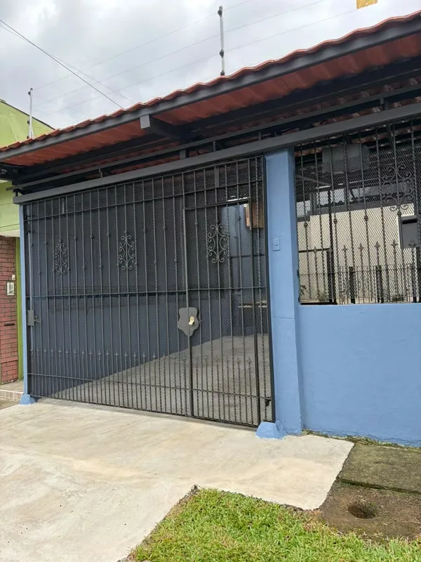 Recién remodelada, muebles de cocina, alacena, mueble de blancos, closets de los 4 cuartos amplios y nuevos, baños recién remodelados. Cuenta con espacios de área de cuarto de ...