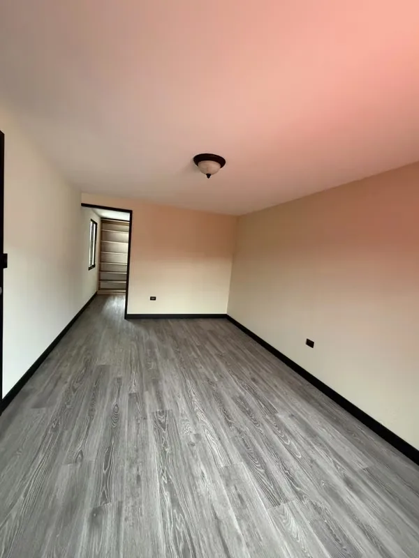 Recién remodelada, muebles de cocina, alacena, mueble de blancos, closets de los 4 cuartos amplios y nuevos, baños recién remodelados. Cuenta con espacios de área de cuarto de ..., photo 2