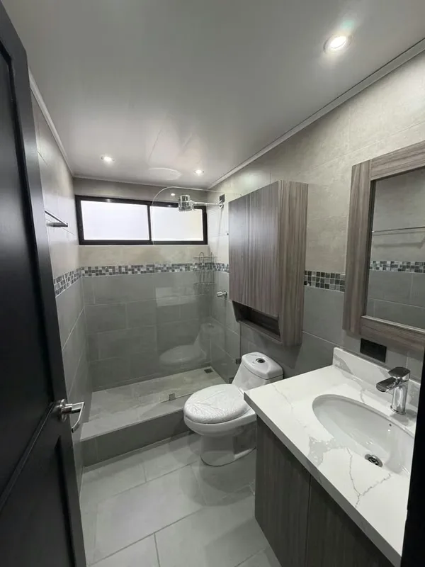 Recién remodelada, muebles de cocina, alacena, mueble de blancos, closets de los 4 cuartos amplios y nuevos, baños recién remodelados. Cuenta con espacios de área de cuarto de ..., photo 13