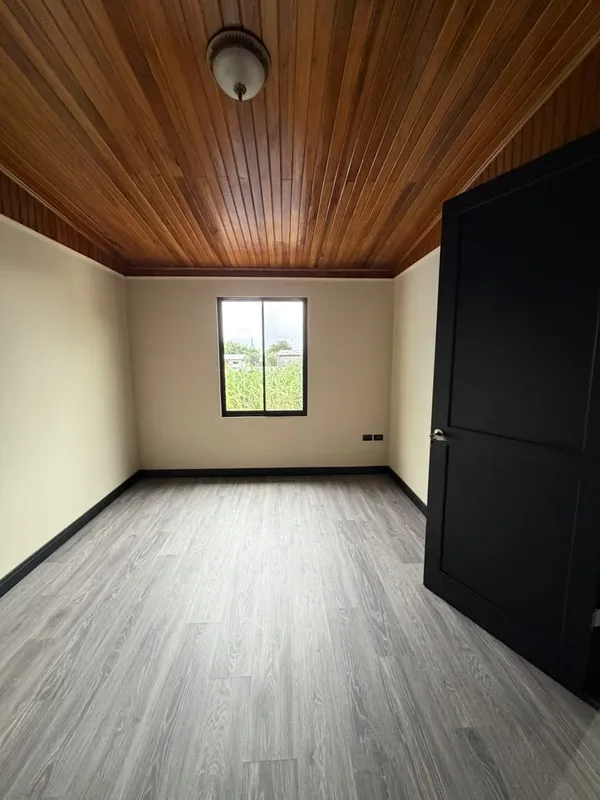 Recién remodelada, muebles de cocina, alacena, mueble de blancos, closets de los 4 cuartos amplios y nuevos, baños recién remodelados. Cuenta con espacios de área de cuarto de ..., photo 14