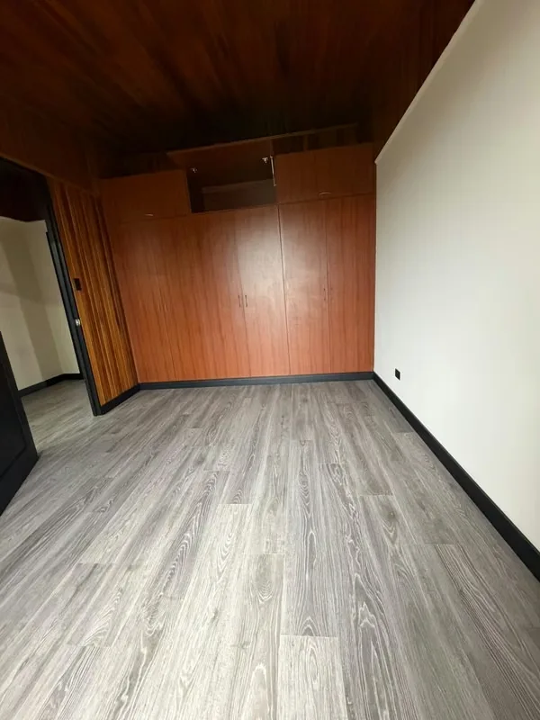Recién remodelada, muebles de cocina, alacena, mueble de blancos, closets de los 4 cuartos amplios y nuevos, baños recién remodelados. Cuenta con espacios de área de cuarto de ..., photo 15