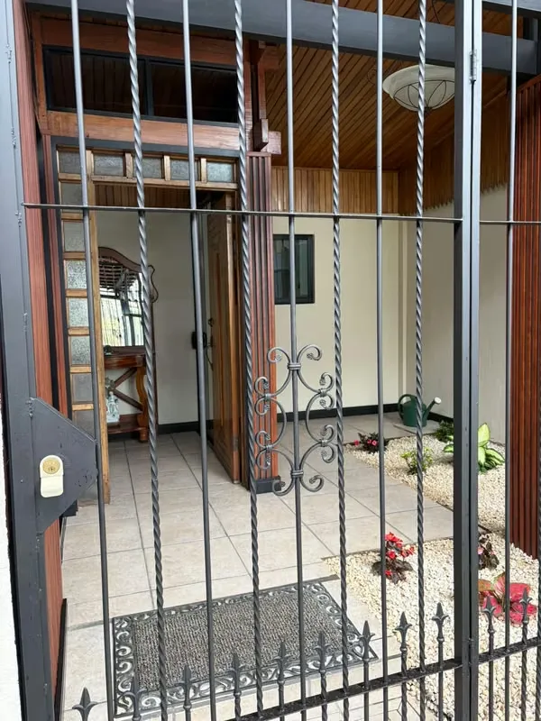 Recién remodelada, muebles de cocina, alacena, mueble de blancos, closets de los 4 cuartos amplios y nuevos, baños recién remodelados. Cuenta con espacios de área de cuarto de ..., photo 4