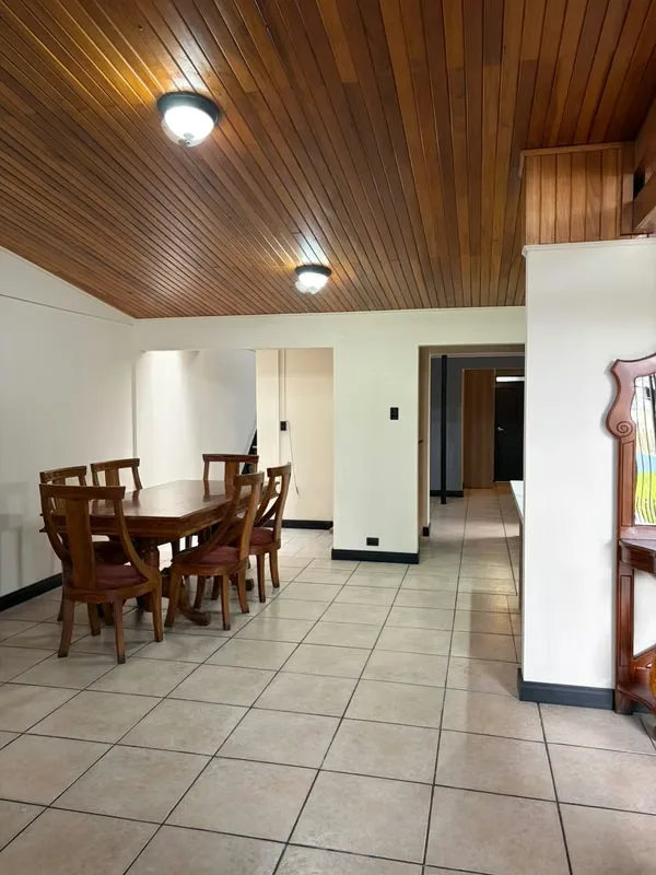 Recién remodelada, muebles de cocina, alacena, mueble de blancos, closets de los 4 cuartos amplios y nuevos, baños recién remodelados. Cuenta con espacios de área de cuarto de ..., photo 5