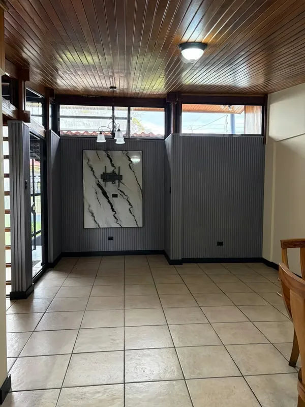Recién remodelada, muebles de cocina, alacena, mueble de blancos, closets de los 4 cuartos amplios y nuevos, baños recién remodelados. Cuenta con espacios de área de cuarto de ..., photo 6