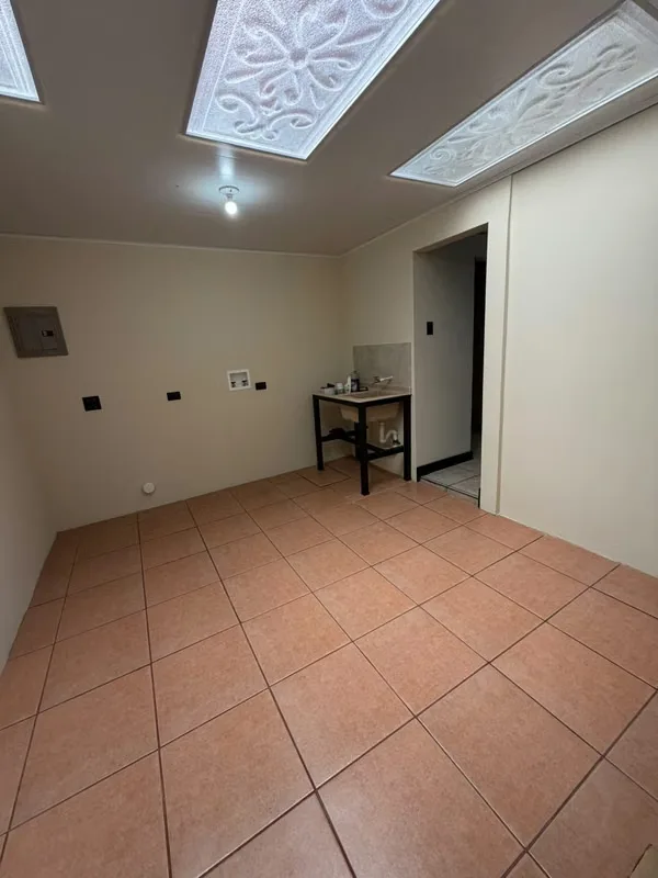 Recién remodelada, muebles de cocina, alacena, mueble de blancos, closets de los 4 cuartos amplios y nuevos, baños recién remodelados. Cuenta con espacios de área de cuarto de ..., photo 8