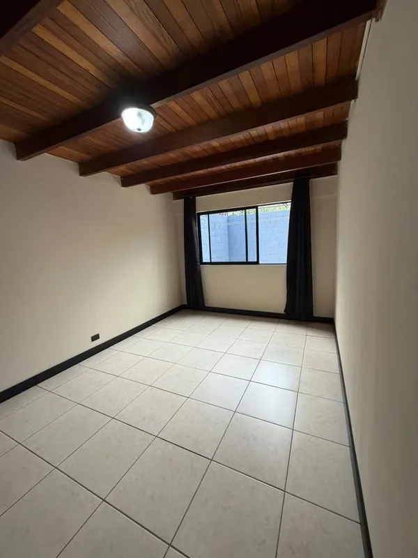 Recién remodelada, muebles de cocina, alacena, mueble de blancos, closets de los 4 cuartos amplios y nuevos, baños recién remodelados. Cuenta con espacios de área de cuarto de ..., photo 10