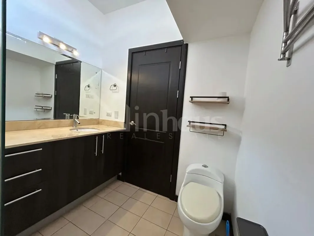La casa cuenta con dos espacios de estacionamiento bajo techo, bodega de almacenamiento. Medio baño para ..., photo 12