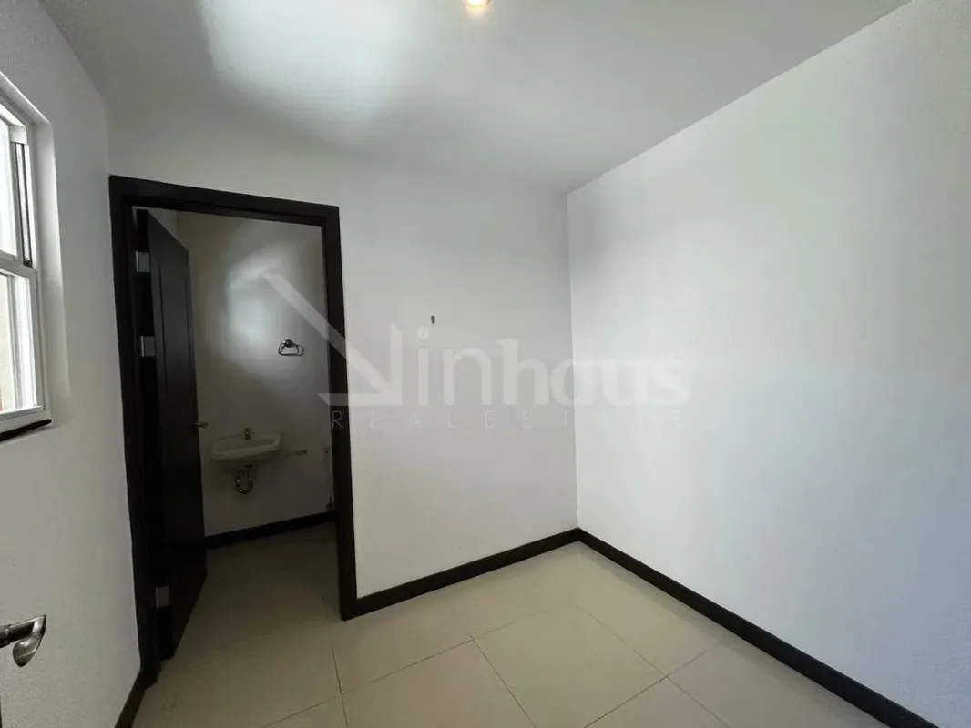 La casa cuenta con dos espacios de estacionamiento bajo techo, bodega de almacenamiento. Medio baño para ..., photo 9