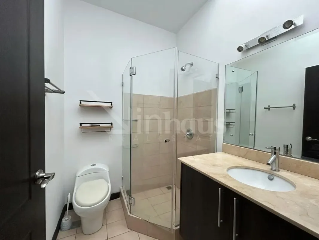 La casa cuenta con dos espacios de estacionamiento bajo techo, bodega de almacenamiento. Medio baño para ..., photo 10