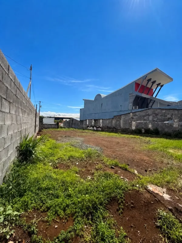Excelente oportunidad de inversión en una zona estratégica de San José. Se vende lote comercial de 930 m², con un amplio frente de 16 metros lineales, ideal para el desarrollo de ...