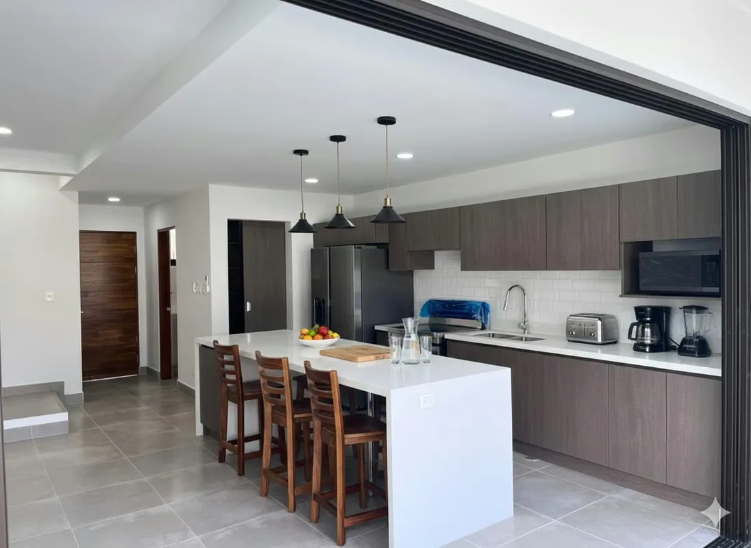 Residencia moderna de dos niveles con acabados de alta gama, completamente amueblada y equipada. Incluye piscina privada con sistema de filtración italiano, ático de 20 m², dos ...