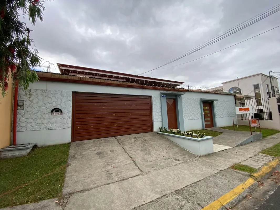 This property with mixed soil use in Granadilla de Curridabat represents a versatile solution for commercial or professional activities, with a construction of 715 square meters on a ...