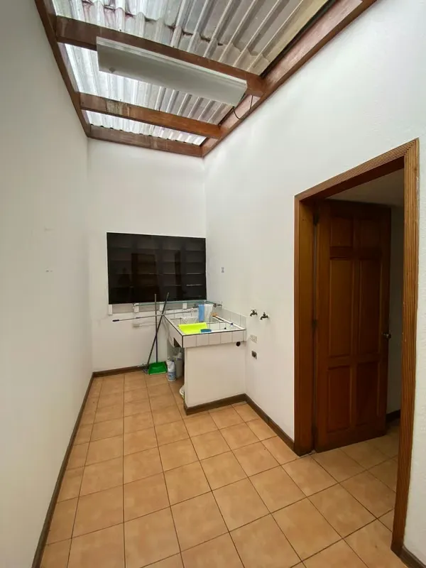 This property with mixed soil use in Granadilla de Curridabat represents a versatile solution for commercial or professional activities, with a construction of 715 square meters on a ..., photo 2