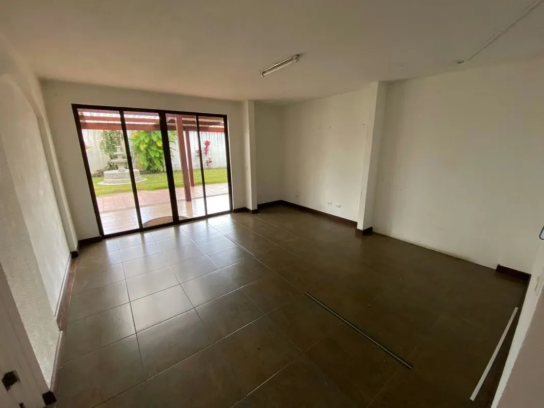 This property with mixed soil use in Granadilla de Curridabat represents a versatile solution for commercial or professional activities, with a construction of 715 square meters on a ..., photo 7