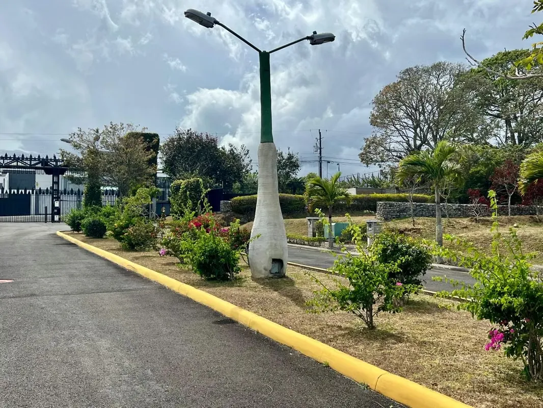 I AM SELLING A 321 M2 LOT IN SAN ISIDRO, HEREDIA