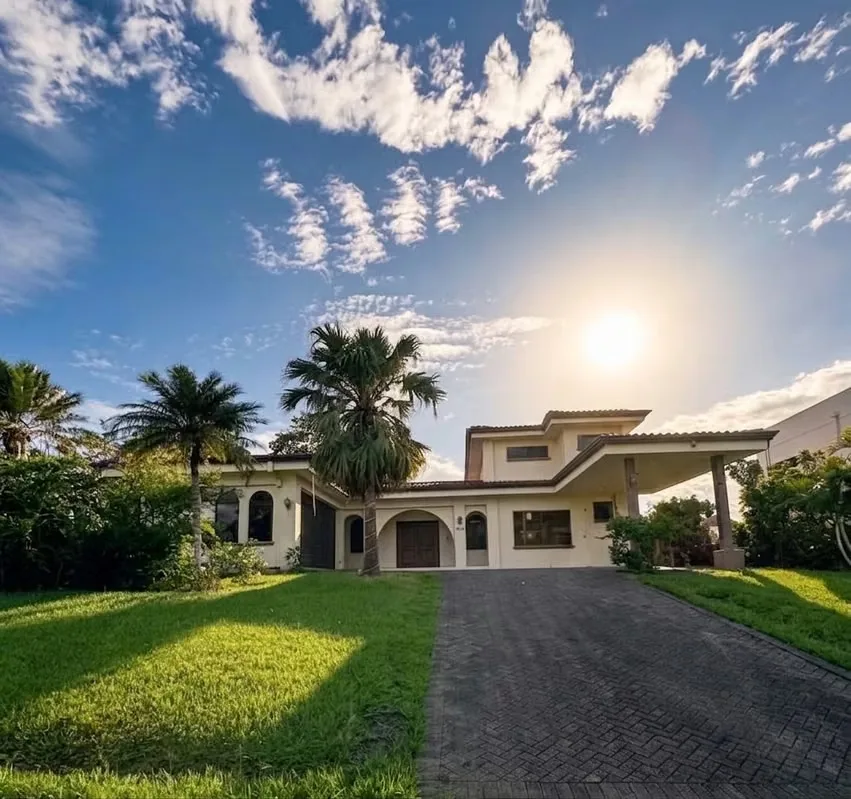 3 Bedroom House with Pool and Grand Lot for Sale in Hacienda Los Reyes