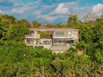 Villa de lujo en urbanización cerrada.
