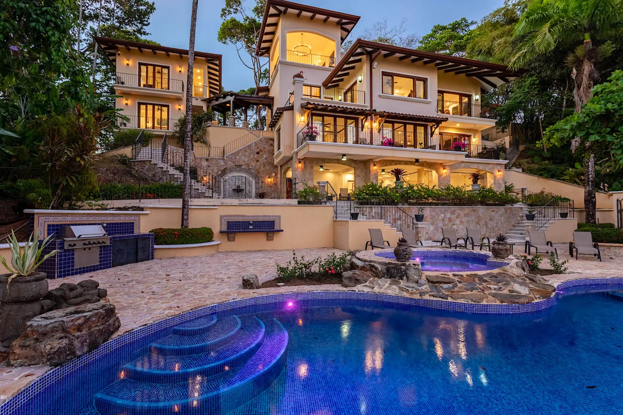 NIDO ESCONDIDO – EPIC OCEAN VIEW LUXURY ESTATE HOME, TWO GUEST VILLAS, AND POOL