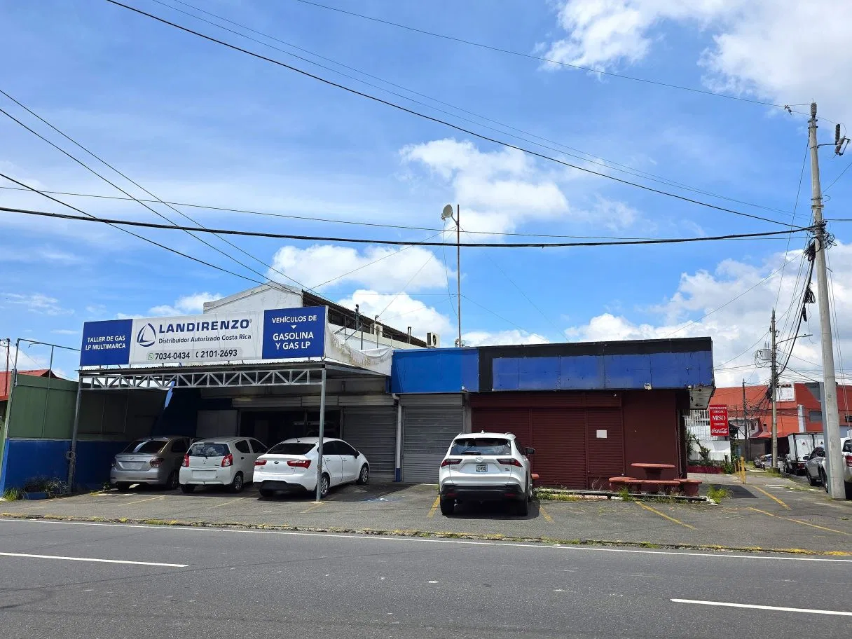 Corner Commercial Property in front of FEMSA, Calle Blancos: 2510 Sq. Ft. Lot, Dual Street Frontage and On-Site Parking, photo 3