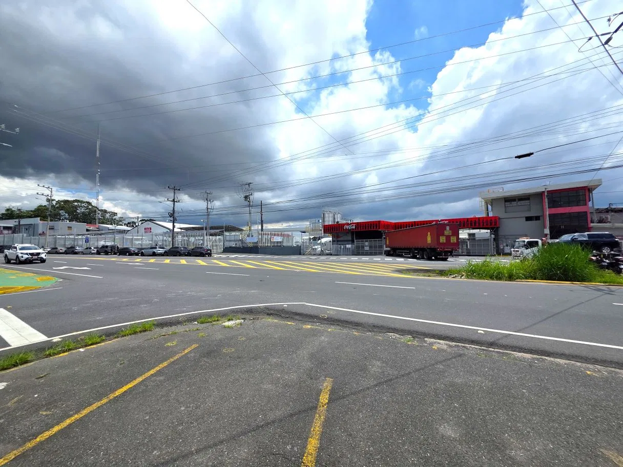Corner Commercial Property in front of FEMSA, Calle Blancos: 2510 Sq. Ft. Lot, Dual Street Frontage and On-Site Parking, photo 4