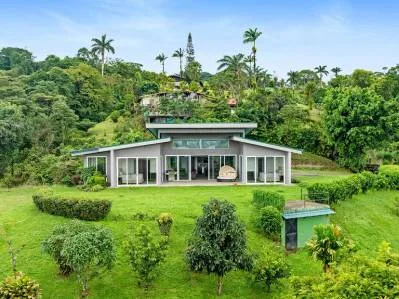 Casa Moderna de 3 Dormitorios con Increíbles Vistas al Lago Arenal