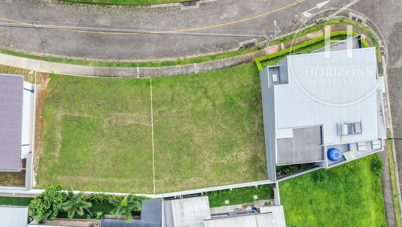 Área del terreno: 240 m² – Frente: 14,62 m – Fondo: 15,83 m y 15,93 m – Lote plano – Construcción libre – Frente a área verde común (sin ..., photo 2