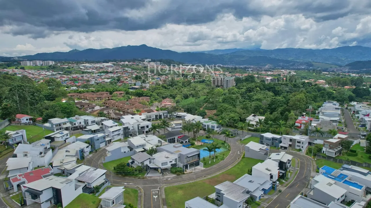 Área del terreno: 240 m² – Frente: 14,62 m – Fondo: 15,83 m y 15,93 m – Lote plano – Construcción libre – Frente a área verde común (sin ..., photo 3