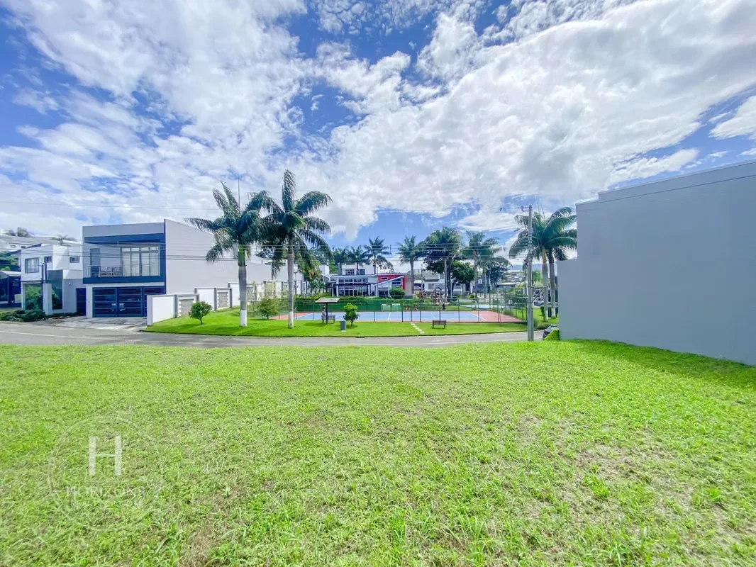 Área del terreno: 240 m² – Frente: 14,62 m – Fondo: 15,83 m y 15,93 m – Lote plano – Construcción libre – Frente a área verde común (sin ..., photo 4