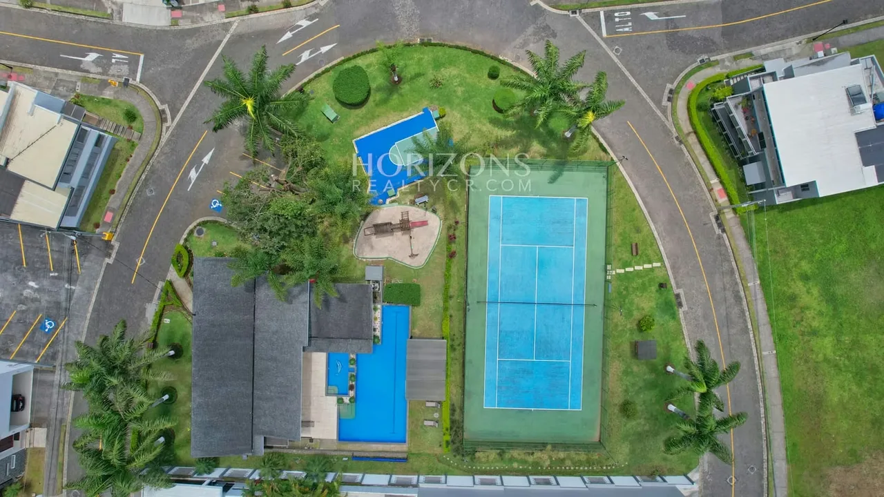 Área del terreno: 240 m² – Frente: 14,62 m – Fondo: 15,83 m y 15,93 m – Lote plano – Construcción libre – Frente a área verde común (sin ..., photo 6