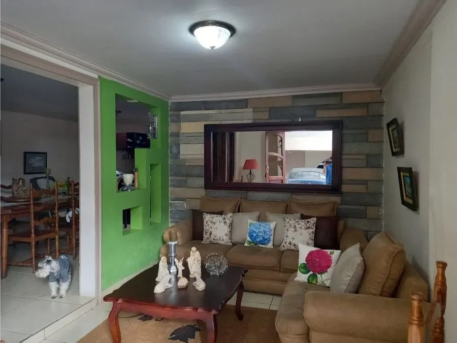 VENTA DE AMPLIA CASA EN MORAVIA CENTRO