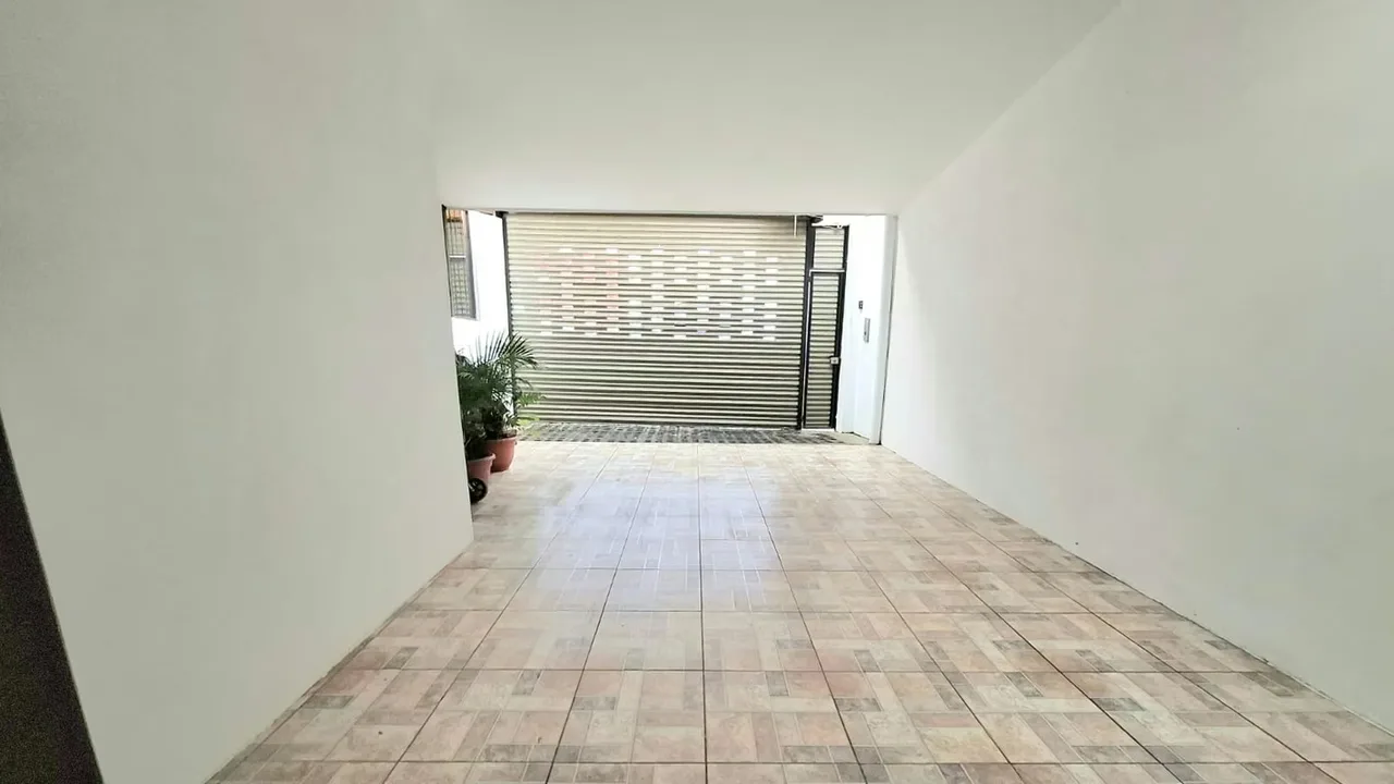 Tiene sala,comedor y cocina concepto abierto. Conectan con una amplia terraza que a su vez da al ..., photo 2