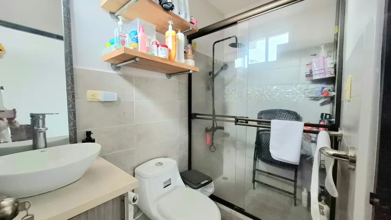 Tiene sala,comedor y cocina concepto abierto. Conectan con una amplia terraza que a su vez da al ..., photo 12