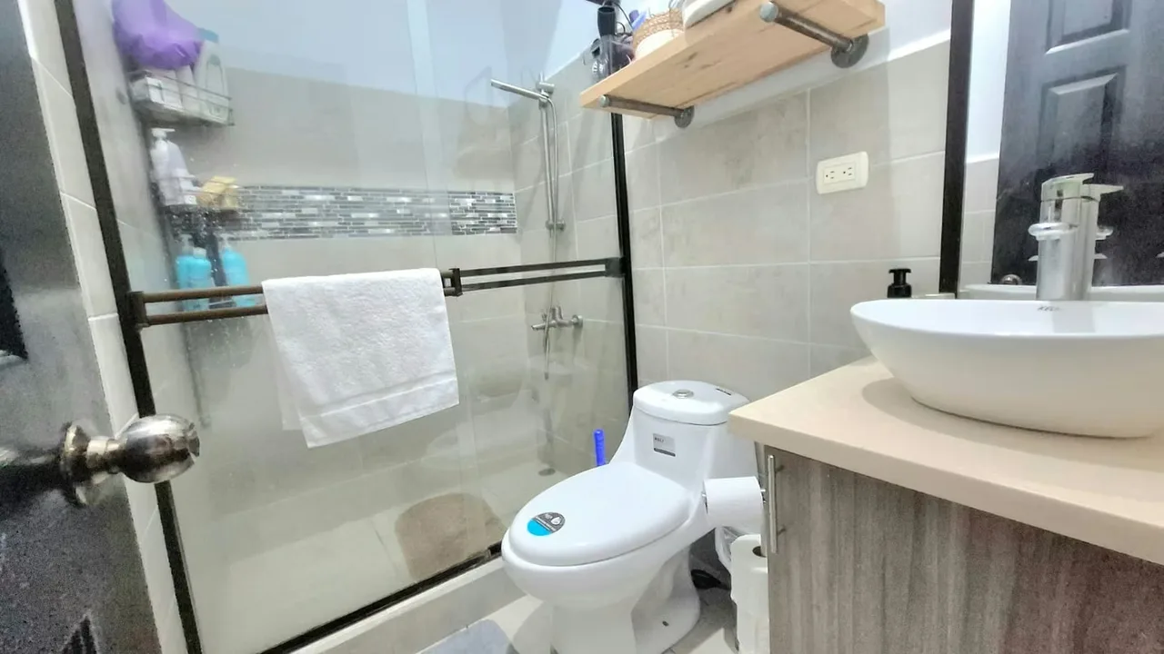 Tiene sala,comedor y cocina concepto abierto. Conectan con una amplia terraza que a su vez da al ..., photo 16