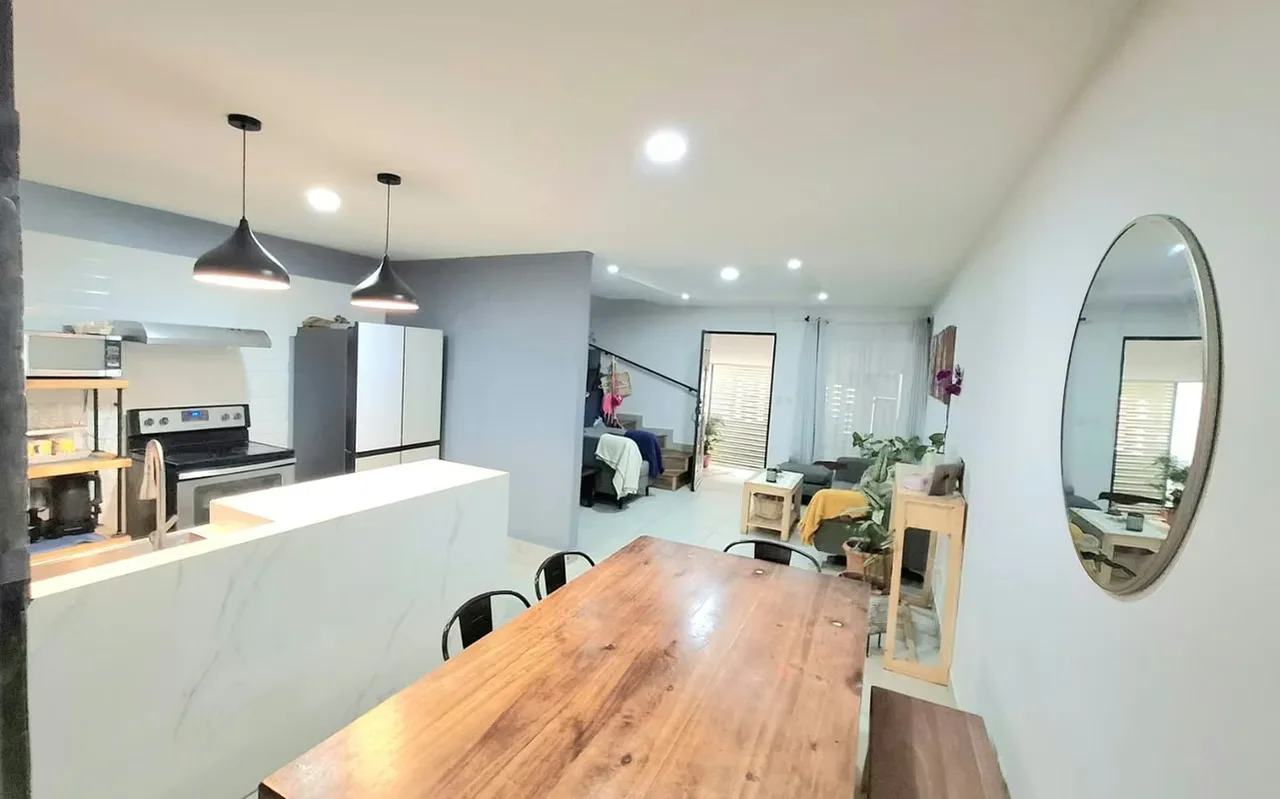 Tiene sala,comedor y cocina concepto abierto. Conectan con una amplia terraza que a su vez da al ..., photo 3