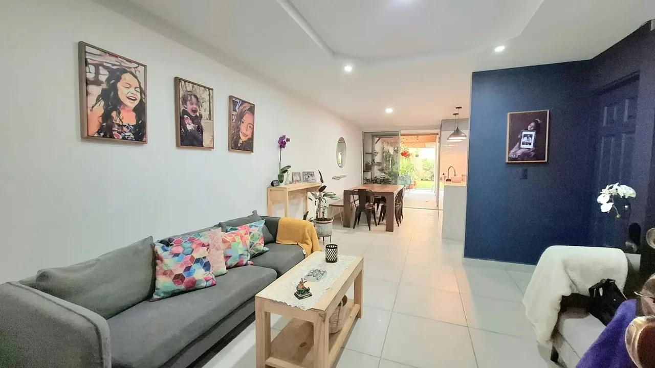 Tiene sala,comedor y cocina concepto abierto. Conectan con una amplia terraza que a su vez da al ..., photo 4