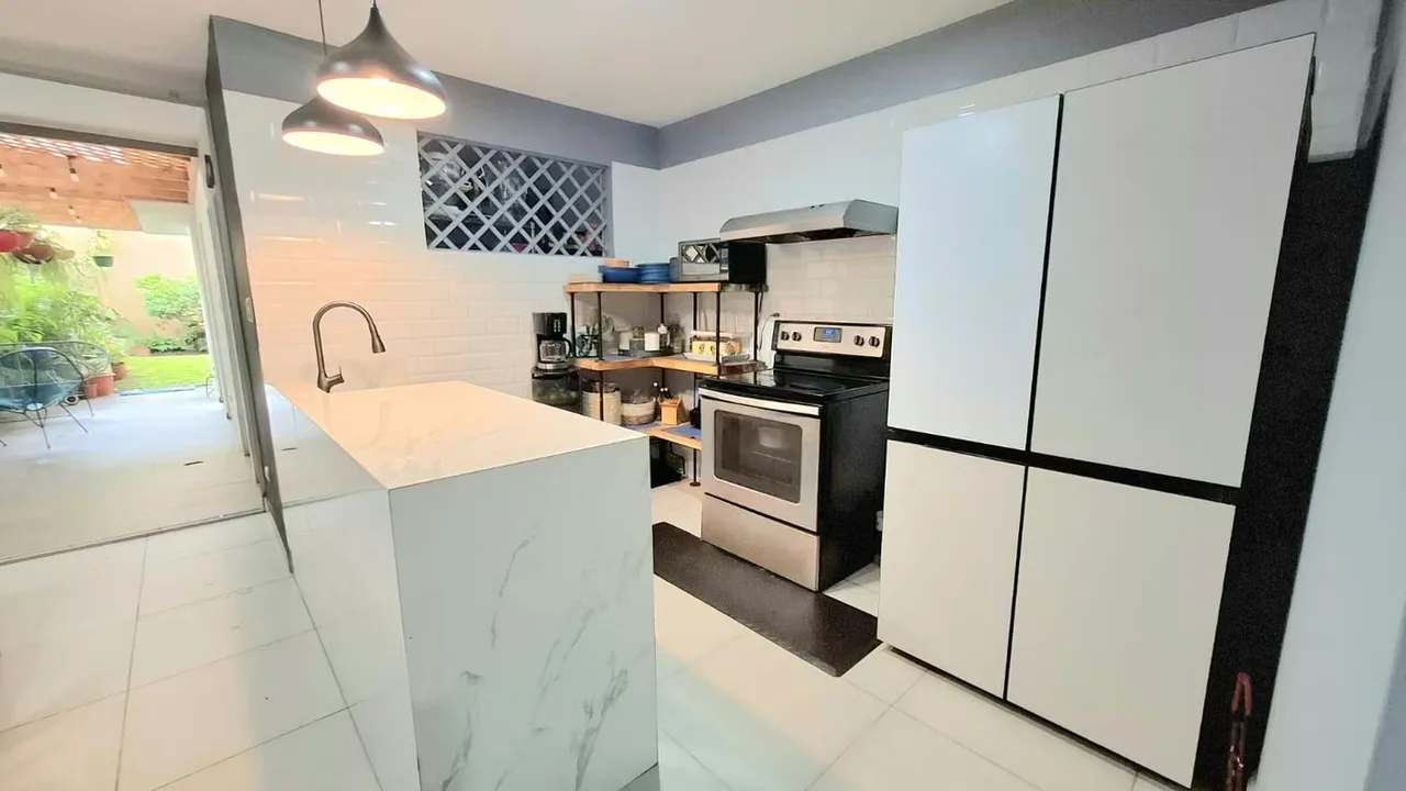 Tiene sala,comedor y cocina concepto abierto. Conectan con una amplia terraza que a su vez da al ..., photo 5