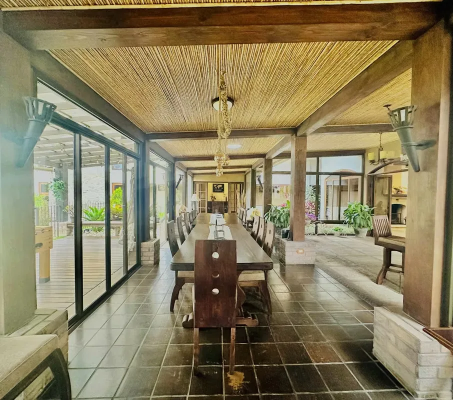 Se vende amplia casa de 653m2 que se distribuye de la siguiente manera: un recibidor que da una vista del área de sala y comedor. A mano izquierda del recibidor se encuentra el espacio ..., photo 2