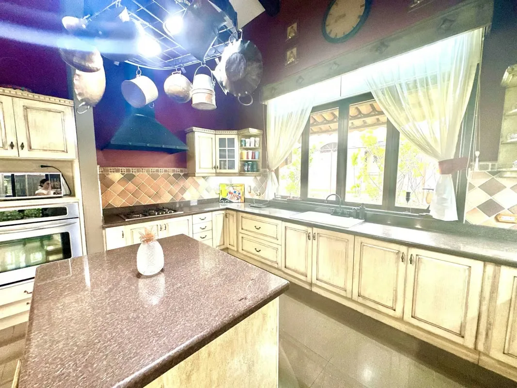 Se vende amplia casa de 653m2 que se distribuye de la siguiente manera: un recibidor que da una vista del área de sala y comedor. A mano izquierda del recibidor se encuentra el espacio ..., photo 13