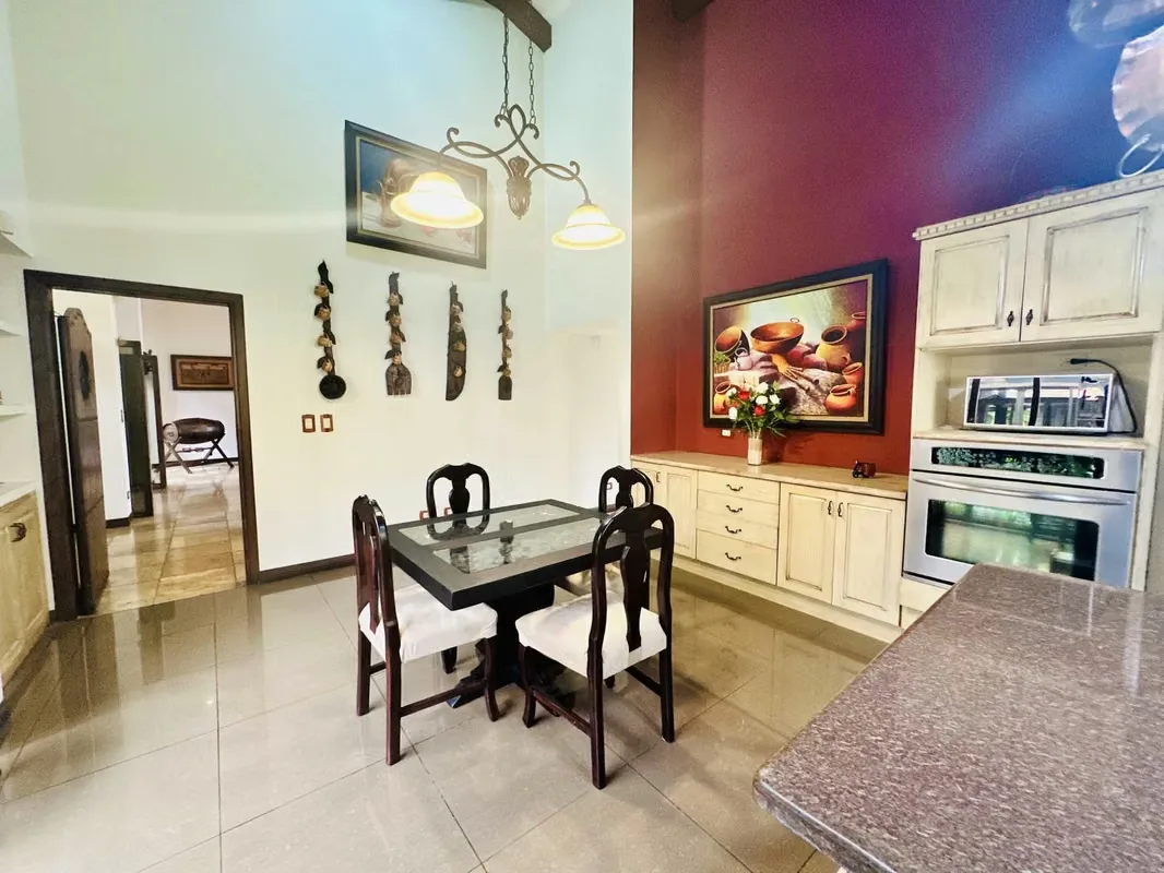 Se vende amplia casa de 653m2 que se distribuye de la siguiente manera: un recibidor que da una vista del área de sala y comedor. A mano izquierda del recibidor se encuentra el espacio ..., photo 14