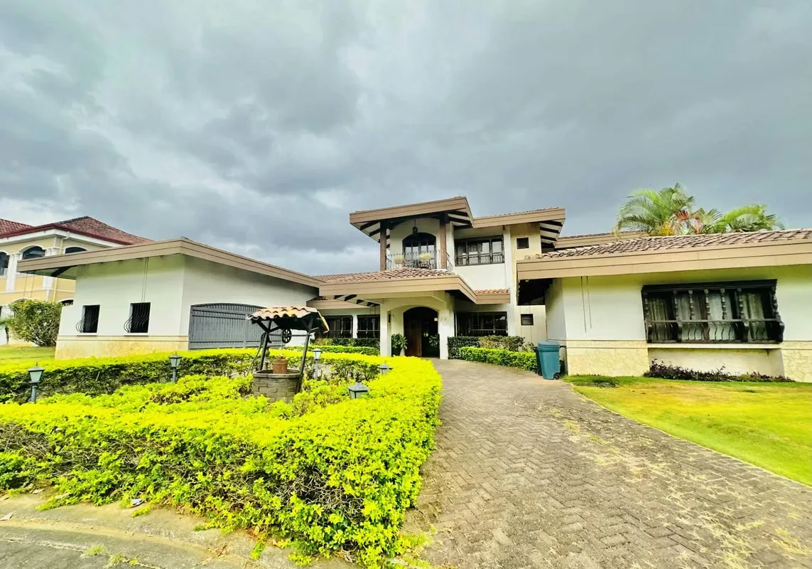 Se vende amplia casa de 653m2 que se distribuye de la siguiente manera: un recibidor que da una vista del área de sala y comedor. A mano izquierda del recibidor se encuentra el espacio ..., photo 3