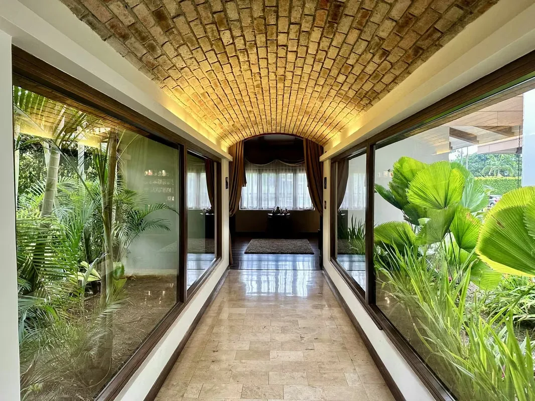 Se vende amplia casa de 653m2 que se distribuye de la siguiente manera: un recibidor que da una vista del área de sala y comedor. A mano izquierda del recibidor se encuentra el espacio ..., photo 5