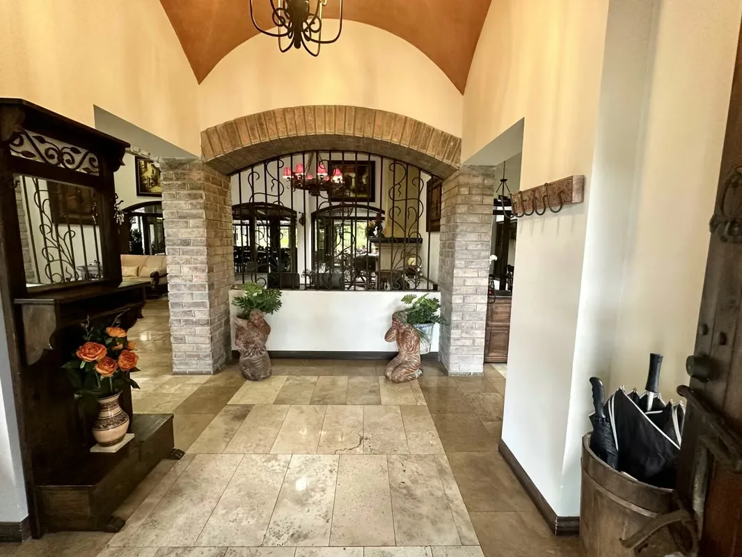 Se vende amplia casa de 653m2 que se distribuye de la siguiente manera: un recibidor que da una vista del área de sala y comedor. A mano izquierda del recibidor se encuentra el espacio ..., photo 7