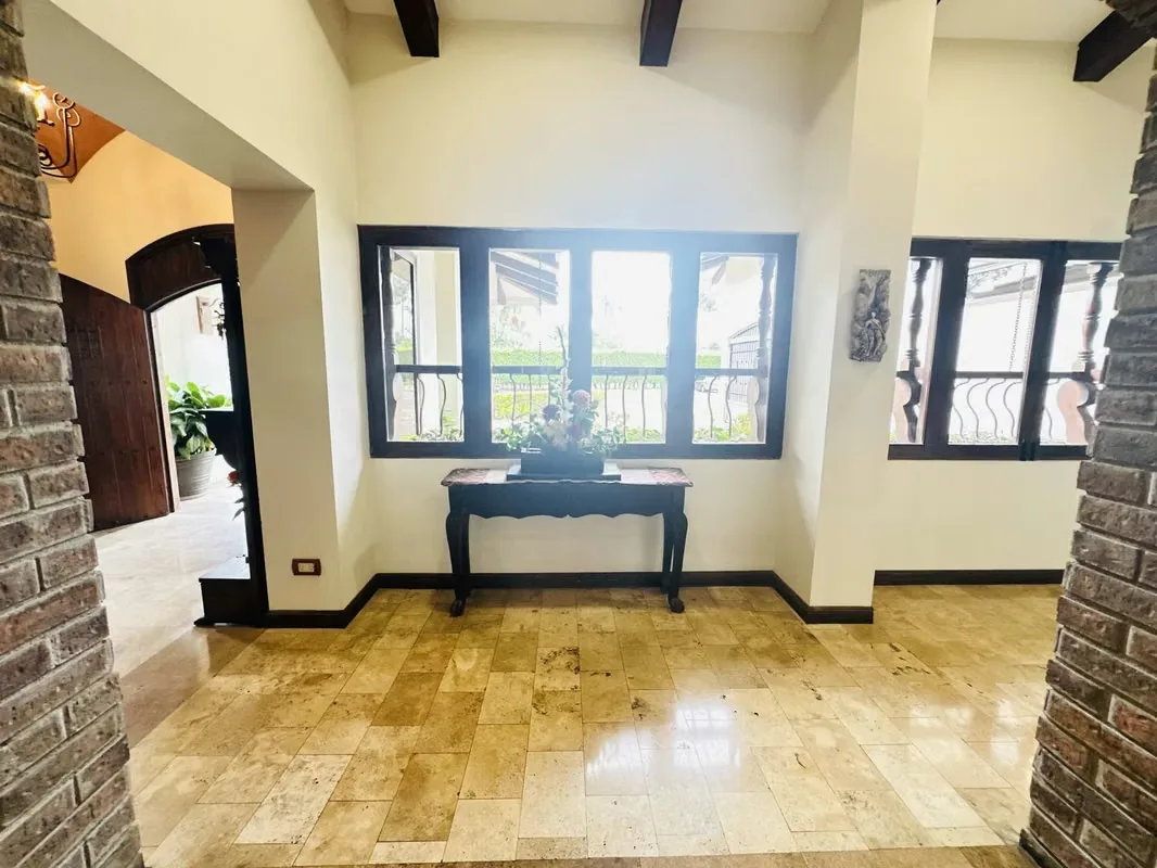 Se vende amplia casa de 653m2 que se distribuye de la siguiente manera: un recibidor que da una vista del área de sala y comedor. A mano izquierda del recibidor se encuentra el espacio ..., photo 9