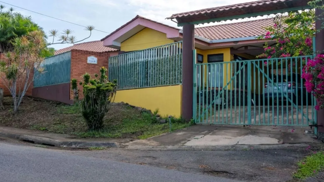 Casa de campo de casi 1 acre con grandes vistas del Valle Central