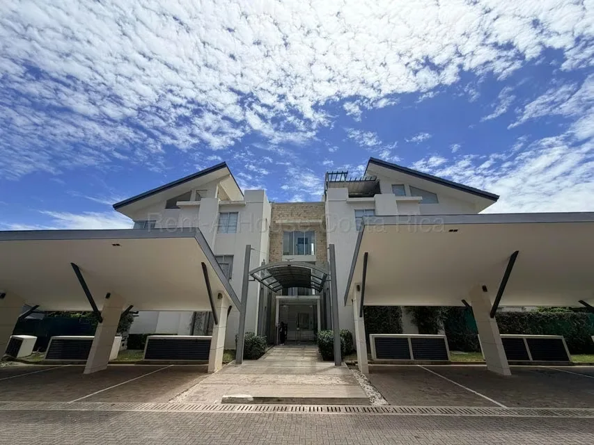 Vivir con amplitud, privacidad y comodidad sí es posible. Descubre este exclusivo apartamento en alquiler en Santa Ana, Costa Rica, ubicado en un condominio tranquilo y cuidadosamente ...