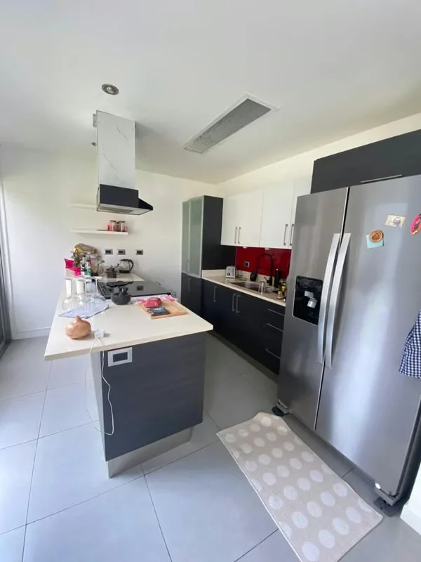 Se Alquila Casa en condominio , Río Oro de Santa Ana. Amplia Sala comedor , terraza ,cocina integrada , Lavandería , la casa se entrega con línea blanca, espacio de ...